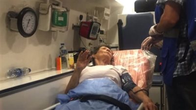 الطواقم الطبية المصرية تفحص السيدتين المفرج عنهما من غزة عند معبر رفح (فيديو)