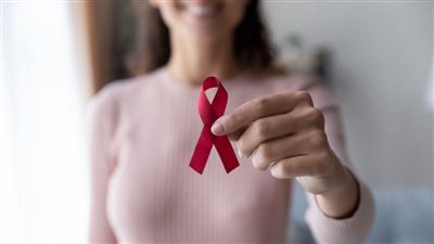 الصحة تحذر السيدات من تجاهل هذه الأعراض: علامة على مرض سرطان الثدي