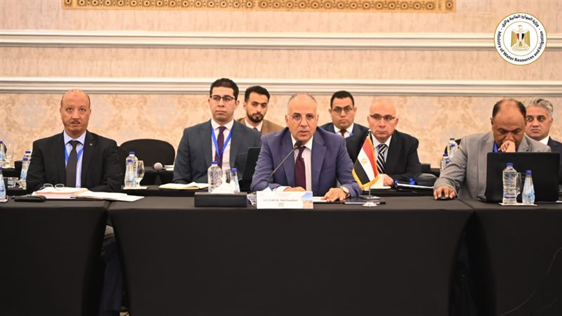 وزر الري في اجتماع
