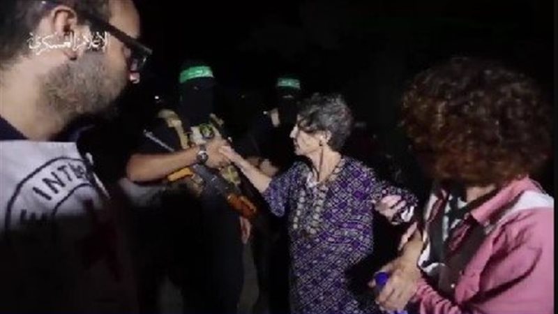 السيدتان أثناء إطلاق
