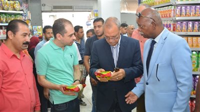 محافظ القليوبية يتفقد منافذ تجارية لمتابعة مبادرة تخفيض أسعار السلع الأساسية بالخانكة