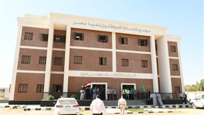 استعدادا لتسليمها، محافظ الفيوم يتفقد مشروعات «حياة كريمة» بقرية الريان