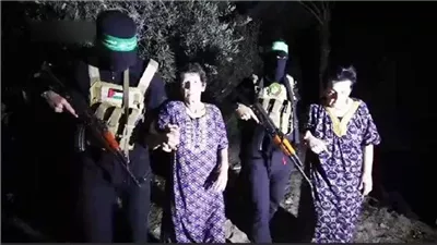 القاهرة الإخبارية: الصليب الأحمر يتسلم المحتجزين الفلسطينيين تمهيدا لتسليمهم إلى مصر 