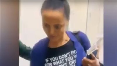 وبالوالدين إحسانا، ابن يفاجئ والدته على متن الطائرة بهذه الطريقة (فيديو)