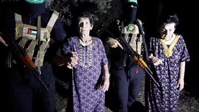 مسنة إسرائيلية عن وداعها لأفراد كتائب القسام: عاملونا بلطف شديد (فيديو وصور)