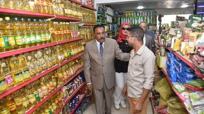 محافظ مطروح يتفقد المحال والسلاسل التجارية لضبط الأسعار (صور)