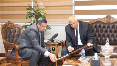 وزير التنمية المحلية يتابع مع محافظ الوادي الجديد الموقف التنفيذي للمشروعات الجارية
