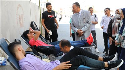 رئيس جامعة المنصورة الجديدة يتفقد حملات التبرع بالدم