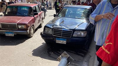 تهشم 5 سيارات بعد سقوط عمود إنارة في الإسكندرية (صور)