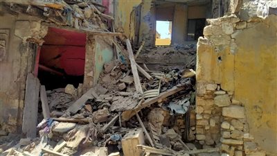 انهيار عقار مكون من 3 طوابق في الخليفة