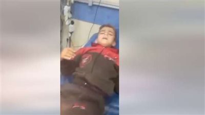 القرآن بديل البنج، مشهد مؤثر لطفل فلسطيني من غرفة العمليات الجراحية (فيديو)