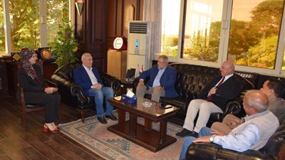 محافظ الأقصر ورئيس القابضة للمياه يناقشان مشروعات مياه الشرب والصرف الصحي بالمحافظة