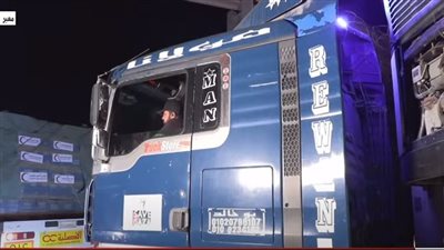 القافلة الرابعة من المساعدات الإنسانية لغزة تفرغ حمولتها في الجانب الفلسطيني لمعبر رفح