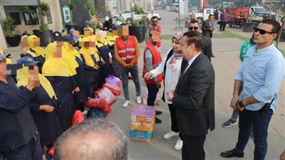 محافظ المنوفية يوزع مواد غذائية وبطاطين على عمال النظافة