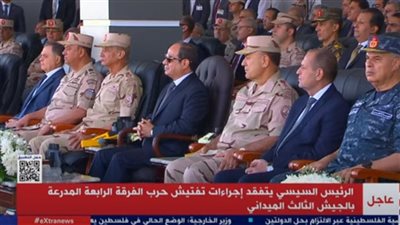 الرئيس السيسي يستمع للتوجيه الطبوغرافي للفرقة الرابعة المدرعة بالجيش الثالث
