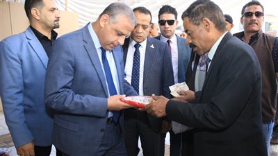 محافظ سوهاج يواصل جولاته لمتابعة أسعار السلع الغذائية بالأسواق (صور)