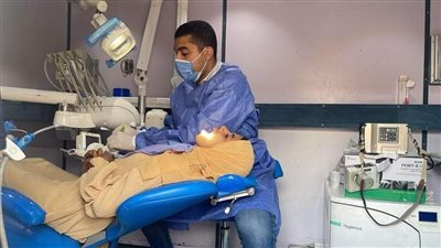 رئيس مركز الواحات البحرية يتفقد أعمال القافلة الطبية (صور)