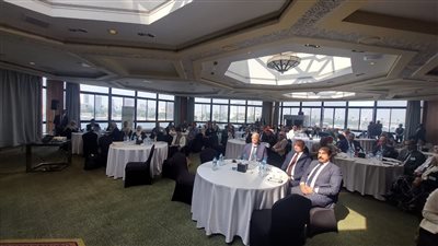 محافظ القاهرة يناقش حلول مواجهة التوسع الحضرى للمدن