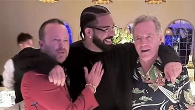  أبطال Breaking Bad يحضرون المشروبات في عيد ميلاد دريك (فيديو)