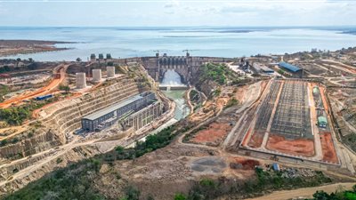 وزير الإسكان يتفقد العمل بسد جوليوس نيريرى على نهر روفيجى في تنزانيا