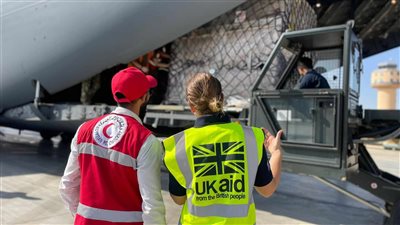 بريطانيا ترسل طائرة مساعدات إلى مصر من أجل غزة (صور)