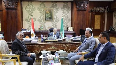 محافظ المنيا يجتمع مع أعضاء مجلسي النواب والشيوخ لبحث مطالب المواطنين