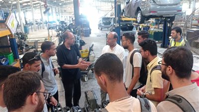 طلاب برنامج تكنولوجيا الأوتوترونكس في زيارة لمصنع BYD للسيارات