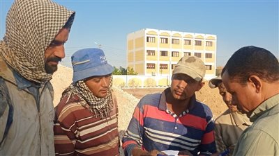 توعية بالسلامة والصحة المهنية وتسجيل عمالة غير منتظمة بمواقع عمل