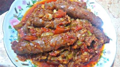 طريقة عمل السجق بالبصل والطماطم، مثل الجاهز وأحلى 