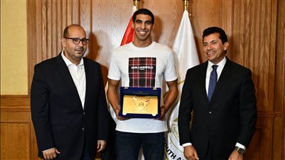 وزير الرياضة يكرم عبد الرحمن سامح لاعب المنتخب الوطني للسباحة