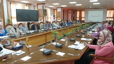 رئيس جامعة المنيا يشدد على تفعيل نظم التعلم الحديث وإعداد البطاقات الجامعية