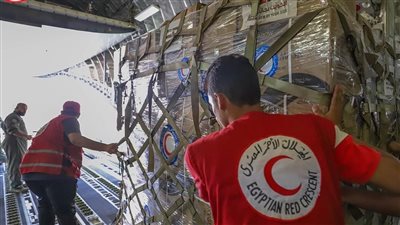 الهلال الأحمر المصري يتسلم طائرتي مساعدات لغزة من الكويت