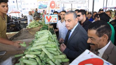 محافظ سوهاج يتابع تطبيق مبادرة خفض أسعار السلع الأساسية فى الأسواق