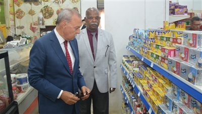 محافظ القليوبية يتفقد المنافذ والمحلات التجارية لمتابعة مبادرة تخفيض أسعار السلع 