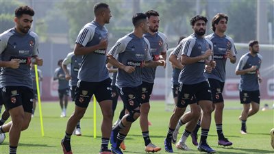 التركيز يسيطر على لاعبي الأهلي في الطائرة المتجهة لجنوب إفريقيا (صور)