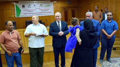محافظ الأقصر يشهد تسليم منحة مشروعات التمكين الاقتصادي