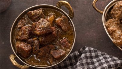 طريقة عمل اللحمة بالبصل لغداء سريع التحضير ومغذي