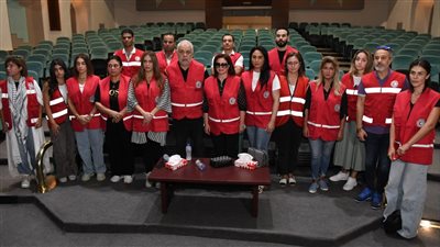 وفد من الفنانين برئاسة أشرف زكي يزور الهلال الأحمر دعما للشعب الفلسطيني (صور)