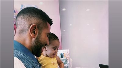 أول ظهور لأحمد سعد مع ابنته بعد انفصاله عن زوجته 