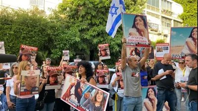 مظاهرة لعائلات الأسرى الإسرائيليين لدى حماس أمام السفارة المصرية: ساعدونا نتنياهو يكذب علينا (صور)