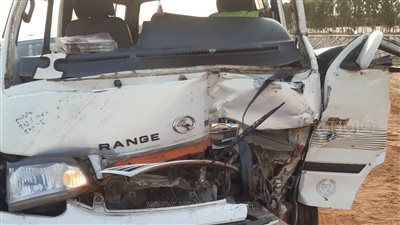 بالصور، إصابة 14 شخصا في انقلاب ميكروباص تصادم مع سيارة نقل ببدر