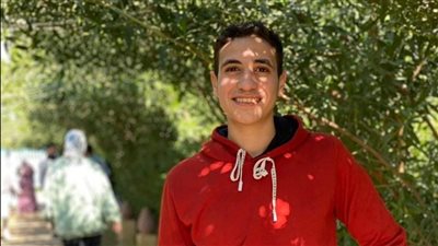 لحظة دهس ممرض أسفل سيارة تقودها سيدة بالخانكة (فيديو)