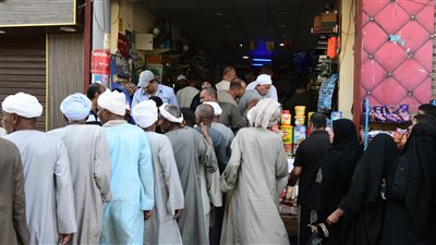 إقبال أهالي قنا علي محال أسعار السلع المخفضة (صور)