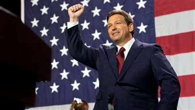 حاكم فلوريدا الأمريكية يسعى لإرسال أسلحة وذخيرة وطائرات مسيرة إلى إسرائيل