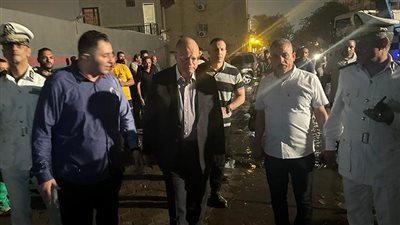 انقلاب أتوبيس أعلى نفق أحمد بدوي بشبرا ومحافظ القاهرة ينتقل إلى موقع الحادث (صور)