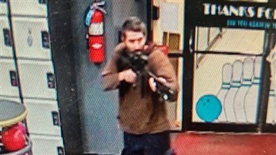 اخرج رافعًا يديك، فرق التدخل السريع تطوق منزل مرتكب مجزرة مين الأمريكية (فيديو)