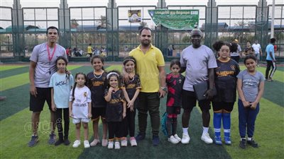 كابتن عمر يحمل راية تدريب الفتيات لكرة القدم (فيديو وصور) 