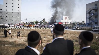 إصابة 3 إسرائيليين في سقوط صاروخ على مبنى بتل أبيب، والاحتلال يغلق مطار بن جوريون