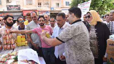 محافظ مطروح يتفقد المحلات التجارية لمتابعة مبادرة تخفيض الأسعار (صور)