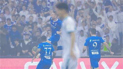 الهلال يتقدم بهدفين على أهلي جدة في الشوط الأول بالكلاسيكو السعودي (فيديو)